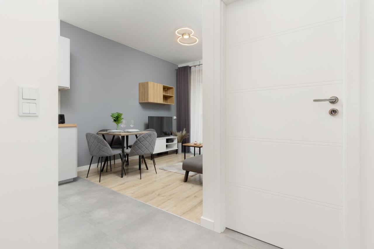 Cozy Apartments With Parking In The 19Th District By Noclegi Renters ワルシャワ エクステリア 写真